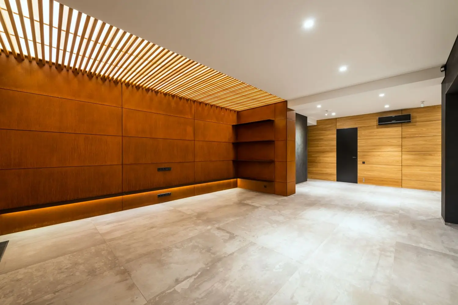 Innenraum mit großflächiger Holzverkleidung und indirektem Licht
