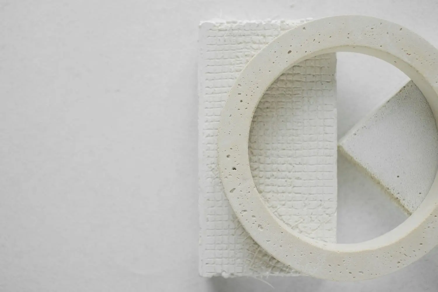 Weiße skulpturale Wandöffnung in minimalistischem Innenraum